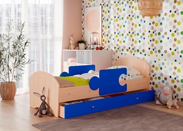 Детская кровать с бортиками и ящиком Мозайка, корпус Млечный дуб/фасад Синий (щиты) в Уфе