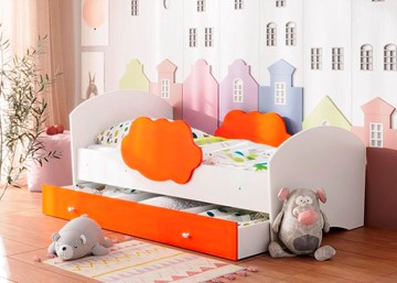 Детская кровать с бортиками Тучка с ящиком, корпус Белый, фасад Оранжевый в Стерлитамаке