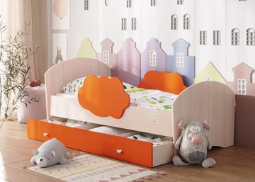 Детская кровать с бортиками Тучка с ящиком, корпус Дуб млечный, фасад Оранжевый в Уфе