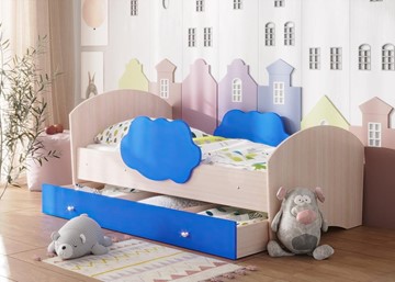 Детская кровать с бортиками Тучка с ящиком, корпус Дуб млечный, фасад Синий в Салавате